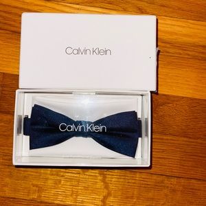 Calvin Klein Navy Pre-Tied Bow Tie and pocket square